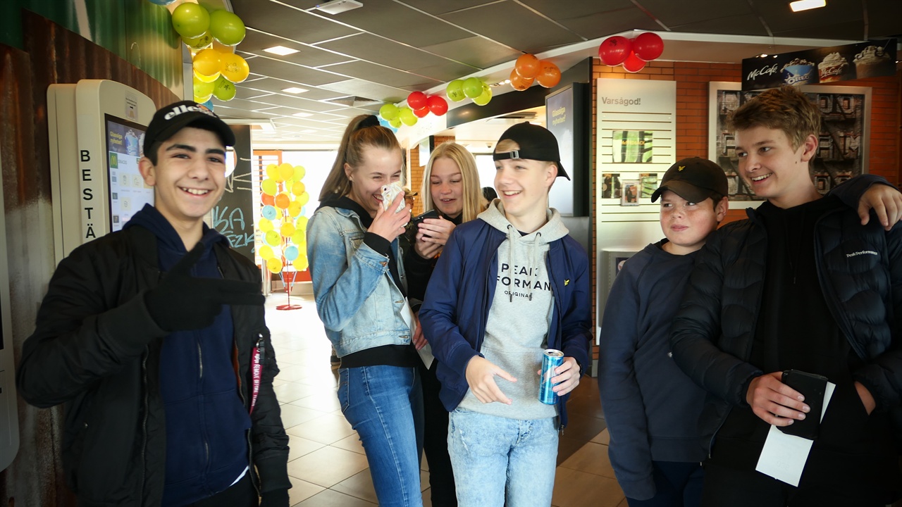 비즈니스 데이에 스스로 번 돈으로 맥도널드 매장을 찾은 스웨덴 학생들.