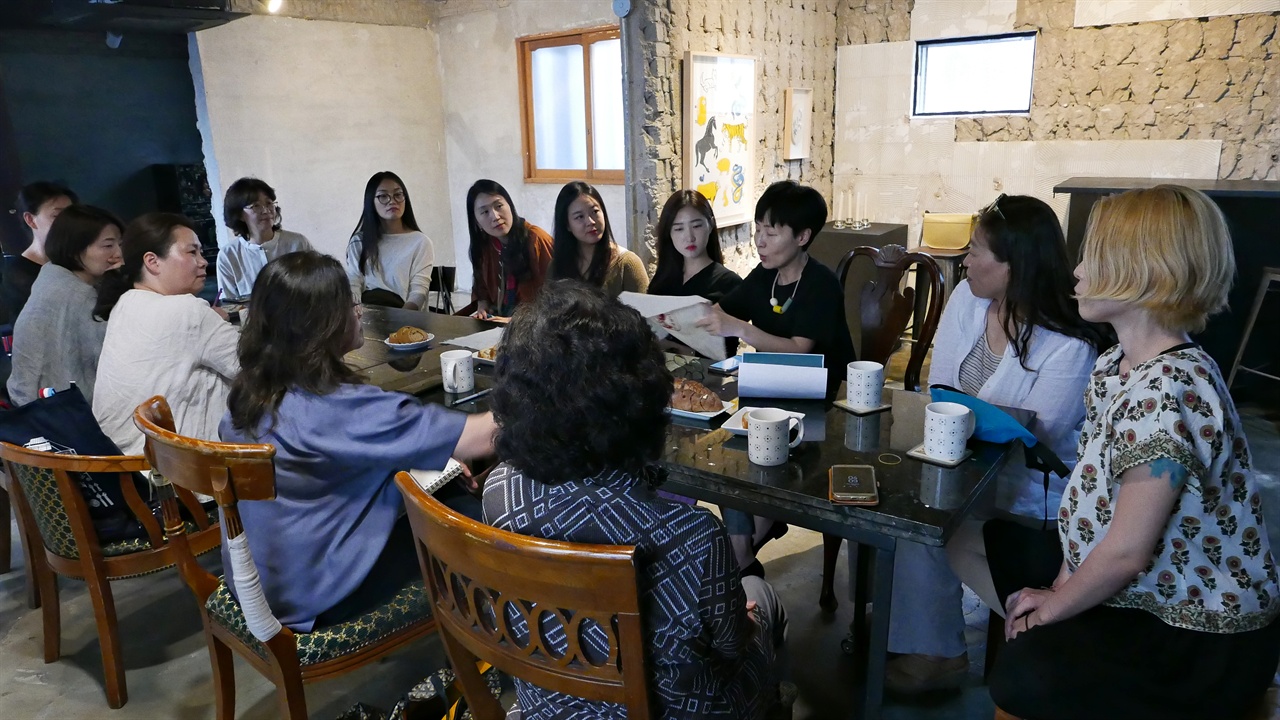  오른쪽서 세 번째 김이숙 대표. 곽복희 자수작가와 서혜진 서양화가의 콜라보 자수를 보고 있다.

