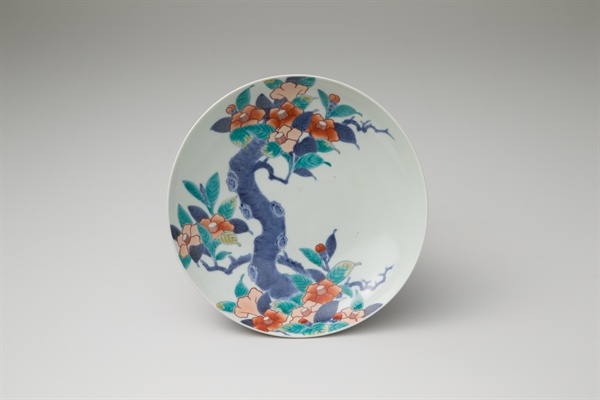 국립진주박물관에서 10월 1일부터 열리는 “조선 도자, 히젠(肥前)의 색을 입다”의 한일문화교류 특별전.  사진은 백자 채색 동백무니 접시.