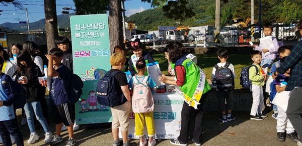  경남 남해군은 초중학교 앞에서 '아침밥 먹고 다니기' 사업을 벌이고 있다.