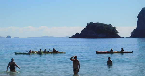 카누를 타고 섬과 섬 사이를 구경하는 관광객들
