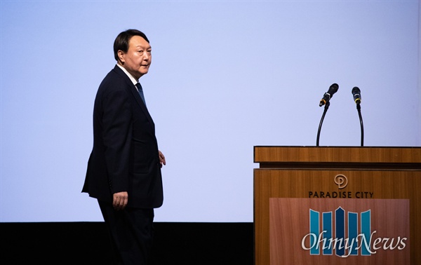  윤석열 검찰총장이 25일 오전 인천 파라다이스 호텔에서 열린 마약류퇴치국제협력회의에 참석하고 있다. 