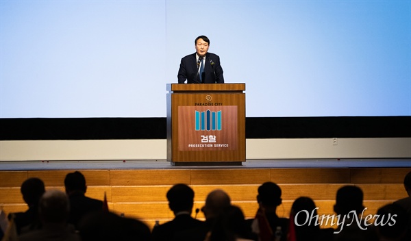 윤석열 검찰총장이 25일 오전 인천 파라다이스 호텔에서 열린 마약류퇴치국제협력회의에 참석하고 있다. 