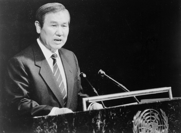 1988년 10월 19일, 유엔총회 전체 회의에서 대한민국 국가원수로는 처음으로 노태우 대통령이 '한반도에 평화와 통일을 여는 길'이라는 주제의 연설을 하고 있는 모습. 