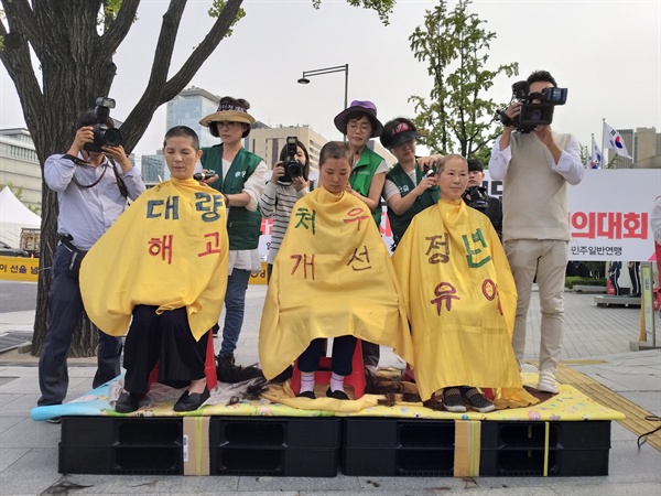 25일 오후, 서울 광화문 정부청사 앞에서 다문화방문지도사 집단해고 방지를 위한 삭발식과 농성이 진행됐다.  이들은 같은 자리서 천막 농성을 이어나갈 예정으로 밝혔다.