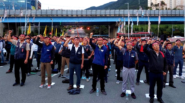 전국금속노동조합 경남지부 삼성테크윈지회는 25일 늦은 오후 한화에어로스페이스 앞에서 “한화자본의 금속노조 파괴책동 규탄 결의대회”를 열었다.