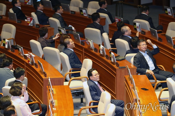 조국 법무부 장관이 26일 오후 서울 여의도 국회에서 열린 정치 분야 대정부질문에 참석해 인사말을 하자, 자유한국당 의원들이 야유를 퍼부으며 등을 돌리고 있다.