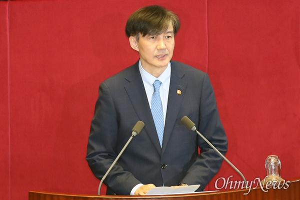 조국 법무부 장관이 26일 오후 서울 여의도 국회에서 열린 정치 분야 대정부질문에 참석해 인사말을 하고 있다.