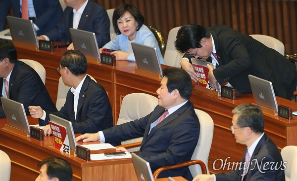 정양석  자유한국당 원내수석부대표와 소속 의원들이 26일 오후 서울 여의도 국회에서 열린 정치 분야 대정부질문에 참석해 조국 법무부 장관의 사퇴를 촉구하는 피켓을 모니터에 붙이고 있다.