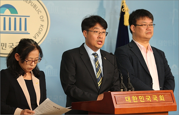 정의당 생태에너지본부와 대전시당은 26일 오전 국회 정론관에서 기자회견을 열어 "대전시는 하수처리장 민영화사업을 즉각 중단하라"고 촉구했다. 사진은 발언을 하고 있는 김윤기 대전시당위원장(가운데).