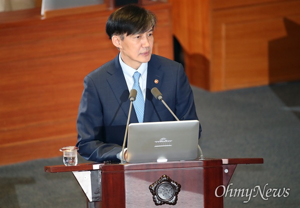 조국 법무부 장관이 26일 오후 서울 여의도 국회에서 열린 정치 분야 대정부질문에 참석해 의원들의 질문에 답변하고 있다.