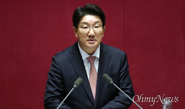 권성동 자유한국당 의원이 26일 오후 서울 여의도 국회에서 열린 정치 분야 대정부질문에서 조국 법무부 장관에게 공직자 자질에 대해 질문하고 있다.
