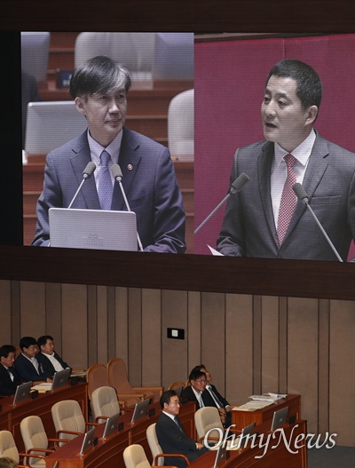 조국 법무부 장관이 26일 오후 국회 본회의장에서 열린 정치 분야 대정부질문에 출석, 자유한국당 박대출 의원 질의에 답하고 있다. 