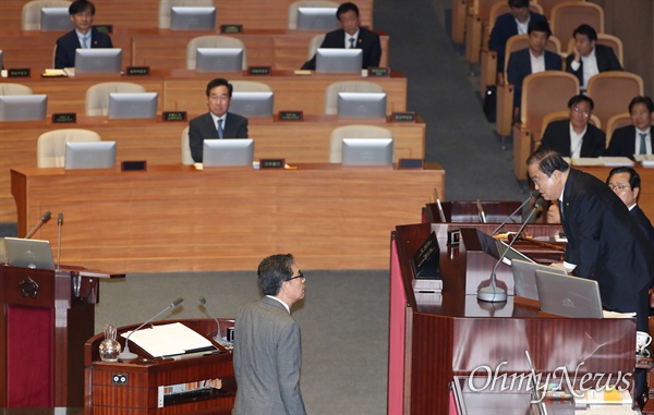 자유한국당 곽상도 의원이 26일 오후 국회 본회의장에서 열린 정치 분야 대정부질문에서 조국 법무부 장관을 '법무부 관계자'라고 부르자 문희상 국회의장이 공식 직함은 '장관'이라고 알려주고 있다. 