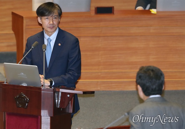 조국 법무부 장관이 26일 오후 국회 본회의장에서 열린 정치 분야 대정부질문에 출석, 자유한국당 곽상도 의원 질의에 답하고 있다. 