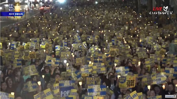 지난 21일 서울 서초동 대검찰청 앞에서 열린 '6차 사법적폐 청산을 위한 검찰개혁 촛불문화제'를 생중계한 유튜브 시사타파TV 화면 캡쳐