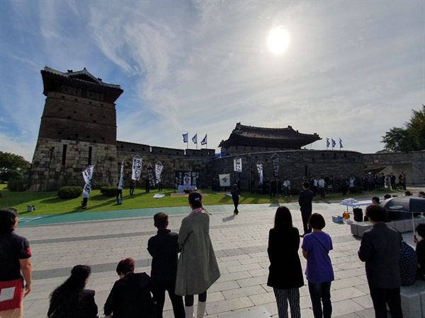 수원 화서문 서북공심돈에서 진행된 '극단 城(성)'  고 김성열 대표 노제   26일 오전 9시 거행된 고 김성열 대표의 노제에는 수원 연극계 선후배와 지인 등 100여 명이 참석해 그를 추모하고 명복을 빌었다.


