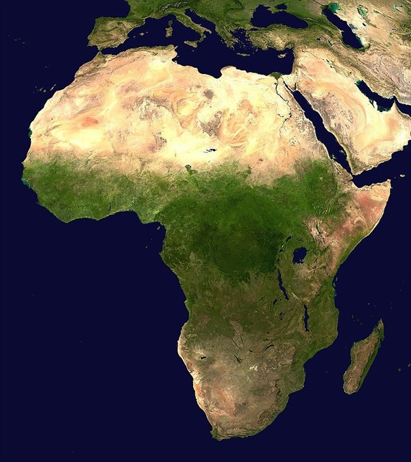 아프리카 대륙. 북부에 위치한 사하라 사막이 누런 색으로 보인다. 사하라 사막의 면적은 920만 평방킬로미터로 중국 미국과 비슷한 크기이며, 한반도의 40배가 넘는다.
