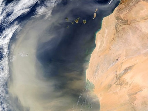 사하라 사막 서부와 대서양을 촬영한 인공위성 사진. 사막 모래가 대서양을 향해 날아가는 게 보인다. 사하라 사막 바로 서쪽에 위치한 작은 섬들이 카나리 제도이다. 