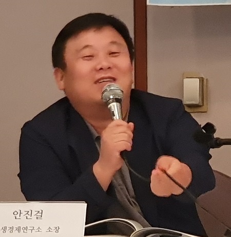 안진걸 민생경제연구소장이 토론을 하고 있다.