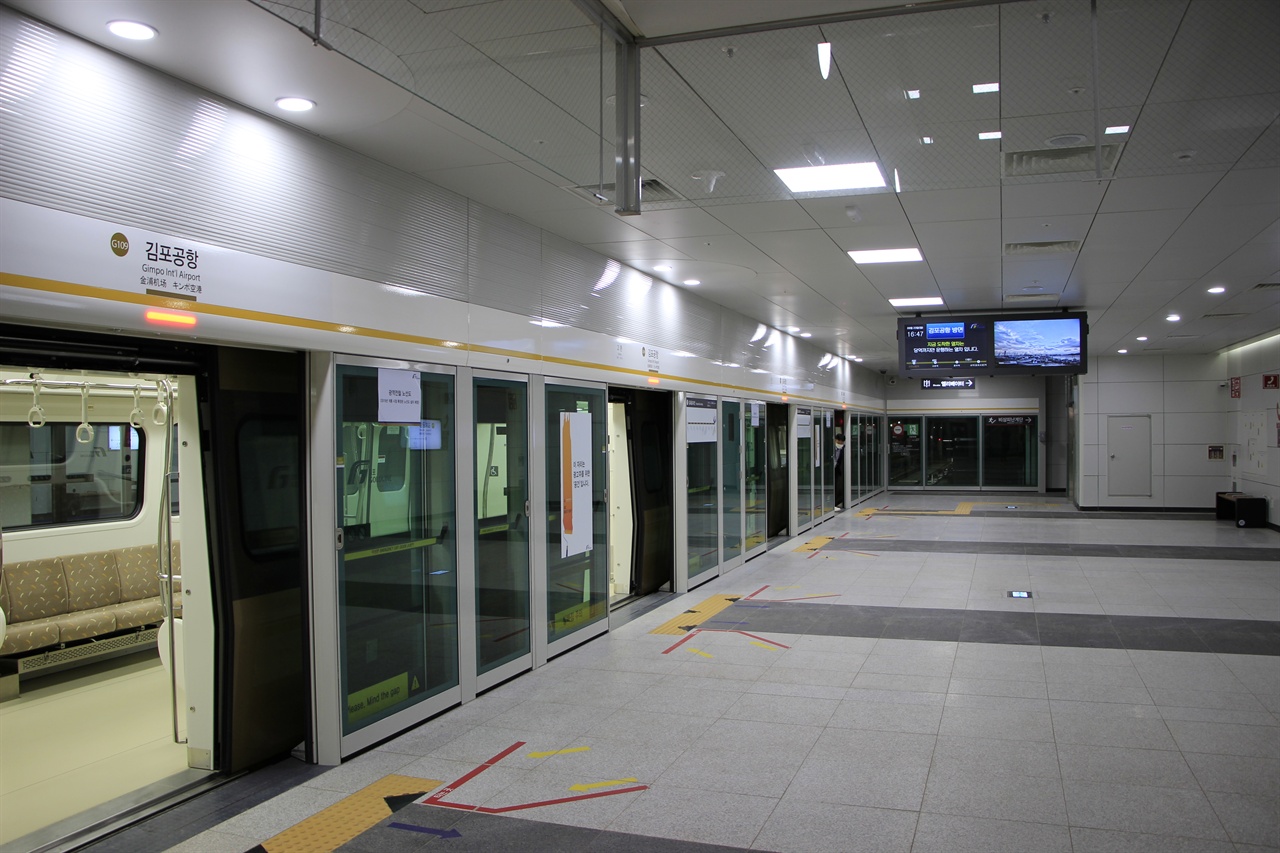 김포도시철도의 종착역인 김포공항역의 승강장 모습. 