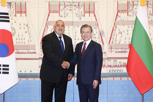 문재인 대통령이 27일 오전 청와대에서 보이코 보리소프 불가리아 총리를 만나 공식 기념촬영을 하고 있다. 보리소프 총리는 문 대통령의 초청으로 공식 방한했으며, 불가리아 총리가 방한한 것은 이번이 처음이다. 