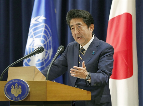 아베 신조(安倍晋三) 일본 총리가 현지시간 25일 미국 뉴욕에서 열린 기자회견에서 질문에 답하고 있다. 