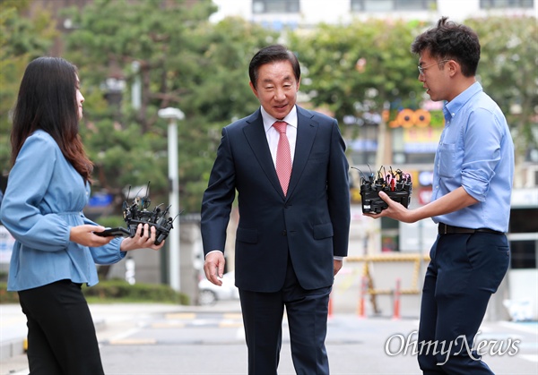남부지법에 도착한 김성태 의원의 입장을 듣기위해 기자들이 마이크를 들고 접근하고 있다.