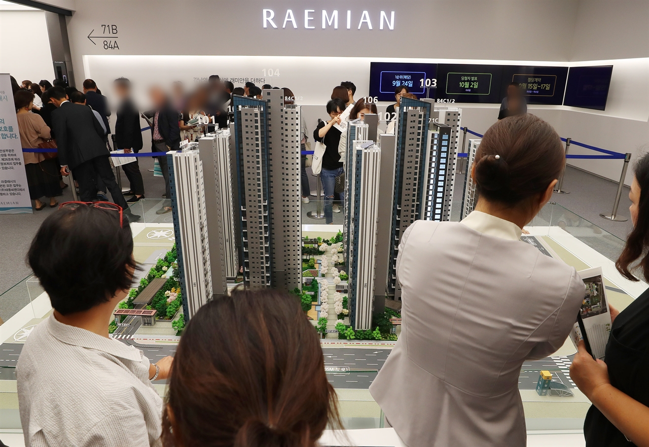 지난 20일 서울 송파구 래미안갤러리를 찾은 시민들이 '래미안 라클래시' 단지 모형을 살펴보고 있다. 이 아파트의 평당 분양가는 5000만 원에 육박했지만, 평균 청약 경쟁률은 100대 1을 넘겼다.