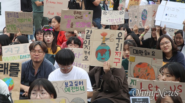  27일 오후 서울 종로구 세종로 공원에서 환경운동단체 청소년기후행동 주최로 열린 ‘기후위기를 위한 결석 시위’에 참석한 학생과 시민들이 기후변화의 심각성을 알리며 정부를 향해 위기 대책을 세울 것을 촉구하고 있다.