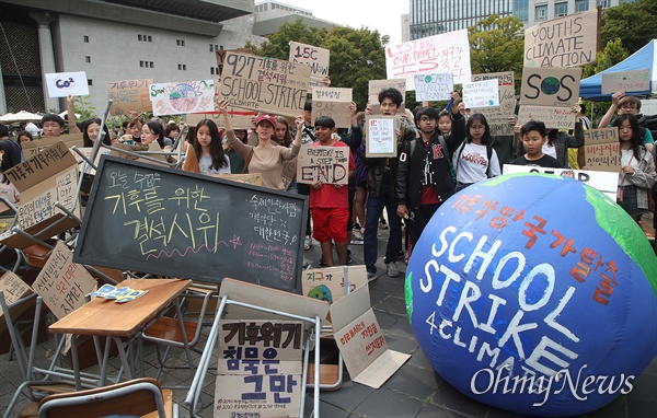  27일 오후 서울 종로구 세종로 공원에서 환경운동단체 청소년기후행동 주최로 열린 ‘기후위기를 위한 결석 시위’에 참석한 학생과 시민들이 기후변화의 심각성을 알리며 정부를 향해 위기 대책을 세울 것을 촉구하고 있다.