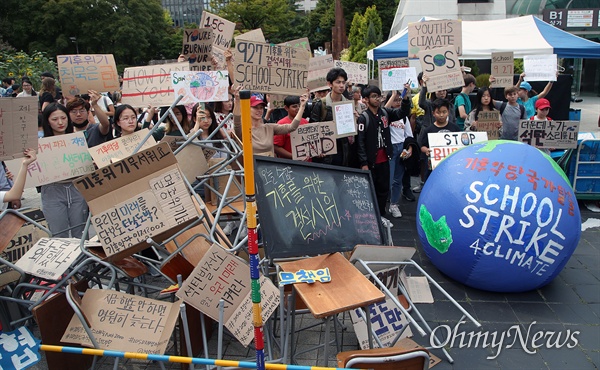 2019년 9월 27일 오후 서울 종로구 세종로 공원에서 환경운동단체 청소년기후행동 주최로 열린 ‘기후위기를 위한 결석 시위’에 참석한 학생과 시민들이 기후변화의 심각성을 알리며 정부를 향해 위기 대책을 세울 것을 촉구하고 있다.