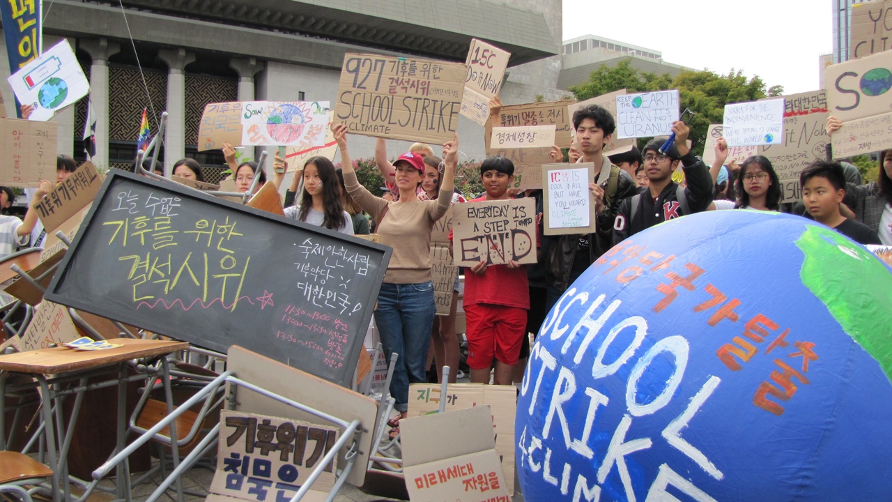 청소년기후행동 참석자들이 피켓을 들고 정부의 과감한 기후 대책을 촉구하고 있다.