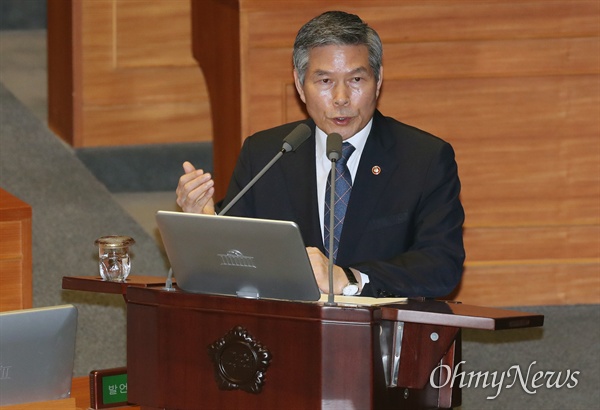 정경두 국방부 장관이 27일 오후 국회 본회의장에서 열린 외교·통일·안보 분야 대정부질문에 출석해 심재철 자유한국당 의원 질의에 답하고 있다.