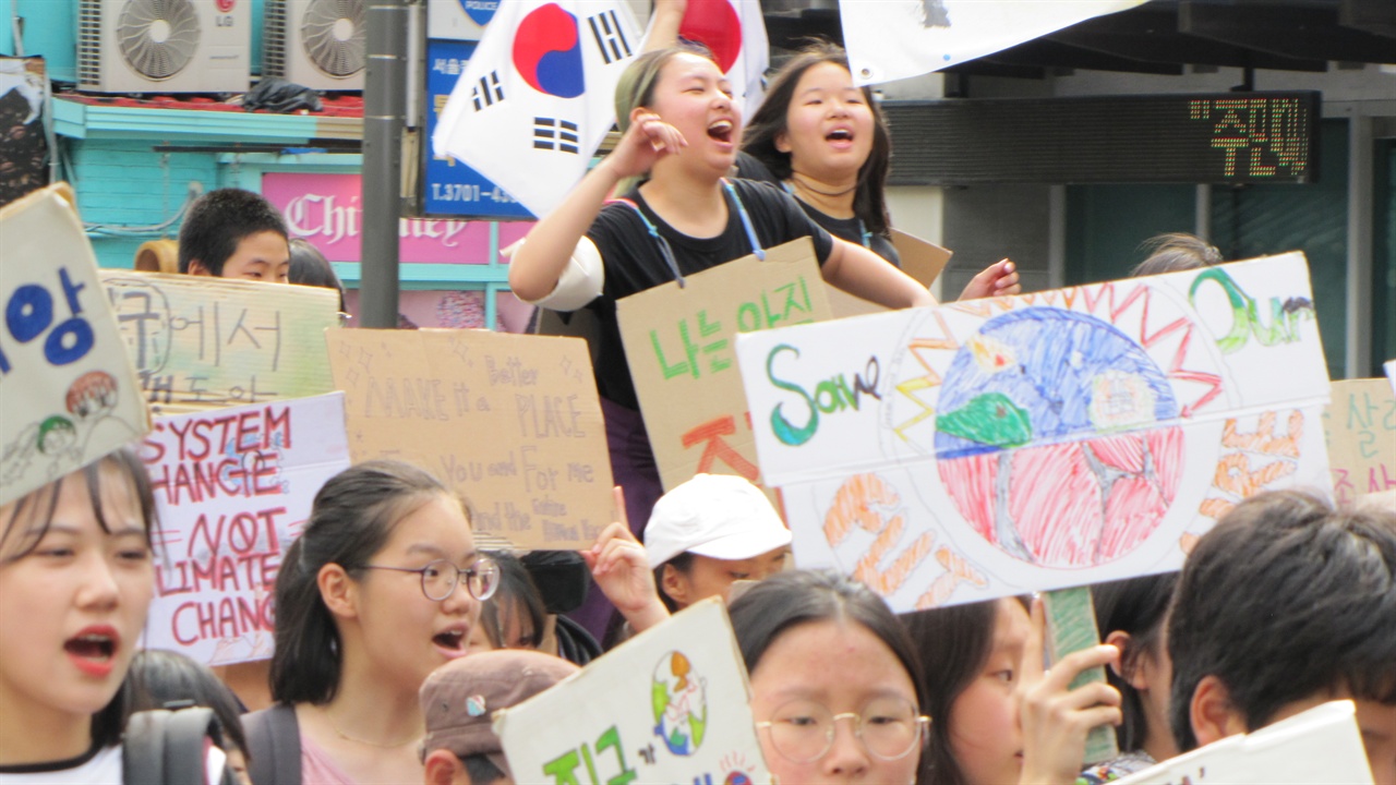 기후를 위한 결석 시위에 참석한 청소년들이 청와대로 행진하며 구호를 외치고 있다.