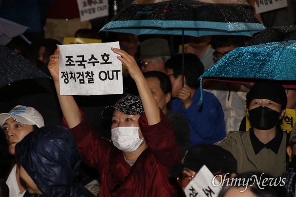 대구시민들이 27일 오후 대구 중구 동성로에 모여 검찰개혁과 공수처 설치 등을 요구하는 피켓을 들고 촛불집회를 열었다.