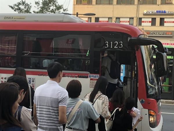 사당역 버스정류장에 도착한 시흥시 방면 광역버스는 이미 만차였다. 하지만 버스문이 열렸고 승객들은 계속 버스에 올랐다. '입석금지'라는 문구는 말 그대로 문구에 불과했다.
