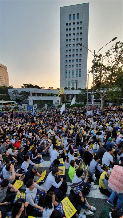 사법적폐청산연대는 오후 6시부터 서초동 서울중앙지검 정문 앞에서 제7차 검찰 개혁 촛불 문화제를 연다.