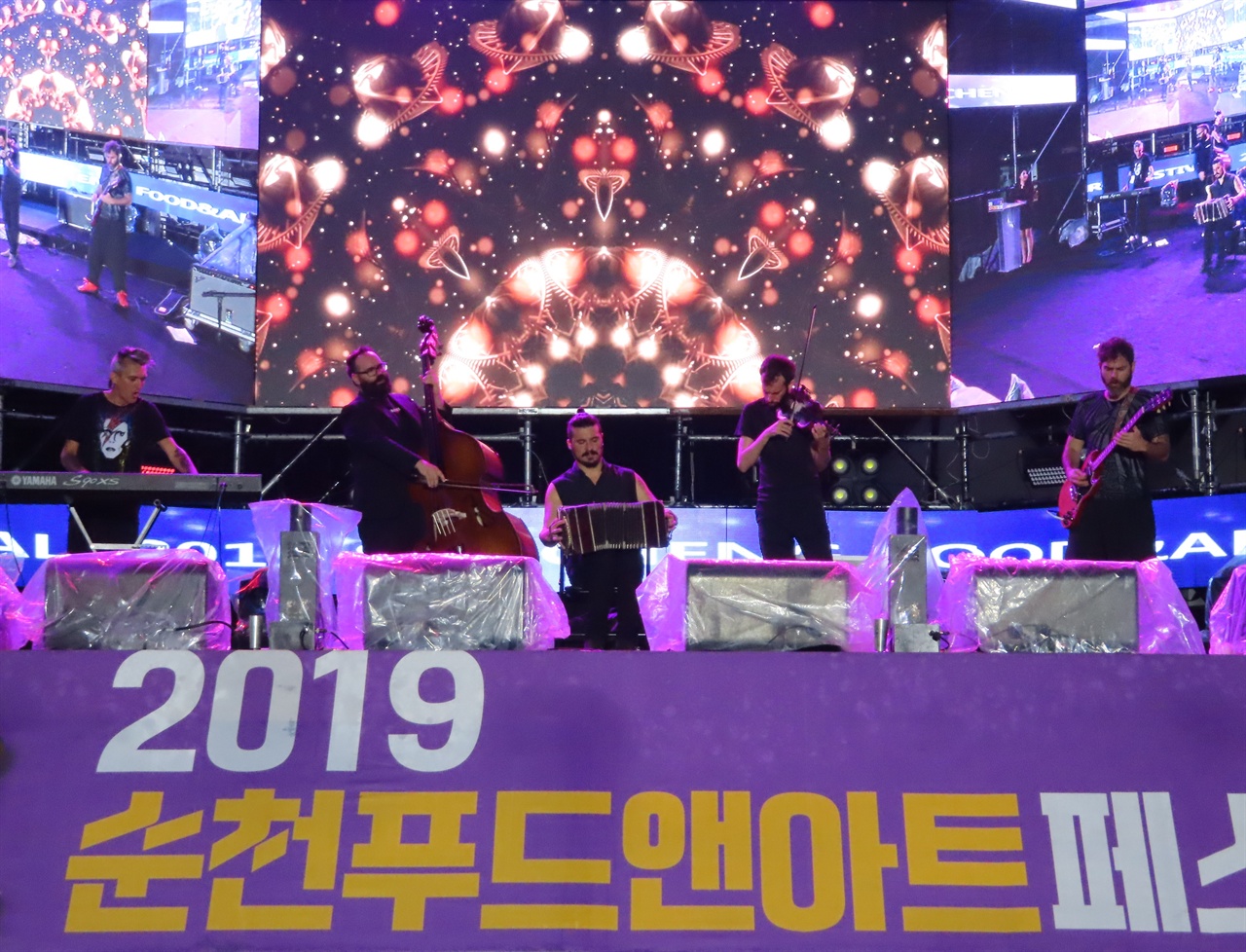 27일에 개막한 2019 순천푸드앤아트페스티벌에서 세계적인 탱고 연주자 "엘 카치바체 퀸텐토" 밴드가 공연하고 있다,