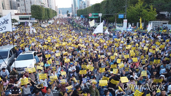  사법적폐청산연대는 오후 6시부터 서초동 서울중앙지검 정문 앞에서 제7차 검찰 개혁 촛불 문화제를 연다.