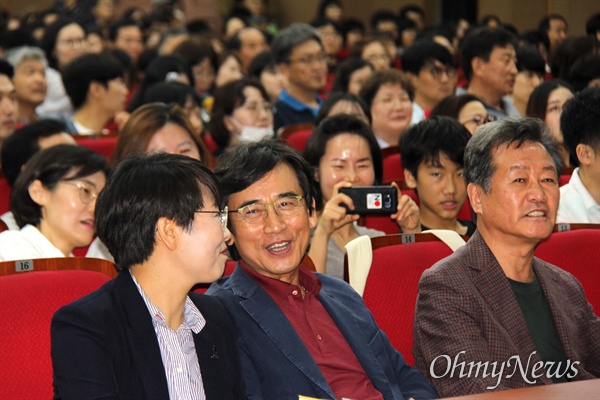  유시민 노무현재단 이사장이 28일 오후 창원 경남교통문화연수원 강당에서 노무현재단 경남지역위원회 주최로 '시민학교' 강의를 했다.