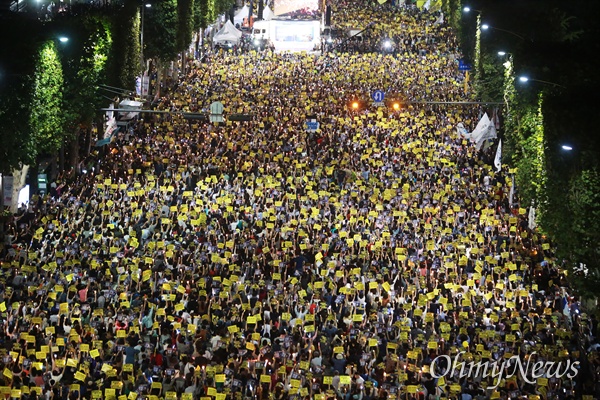 '제7차 검찰개혁 촛불문화제'가 9월 28일 오후 서울 서초동 대검찰청과 서울중앙지검 사이 도로에서 사법적폐청산연대 주최로 열렸다.