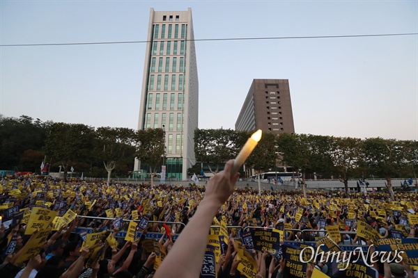 '제7차 검찰개혁 촛불문화제'가 지난 28일 오후 서울 서초동 대검찰청과 서울중앙지검 사이 도로에서 사법적폐청산연대 주최로 열렸다.