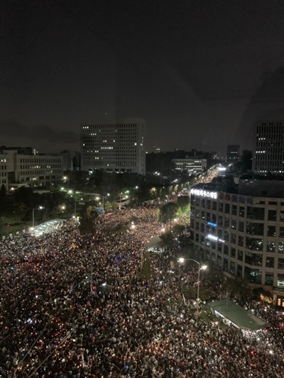  '제7차 검찰개혁 촛불문화제'가 28일 오후 서울 서초동 대검찰청과 서울중앙지검 사이 도로에서 사법적폐청산연대 주최로 열렸다. 사진은 서초역네거리에 모인 인파이며, 가운데 대검찰청이 보인다.