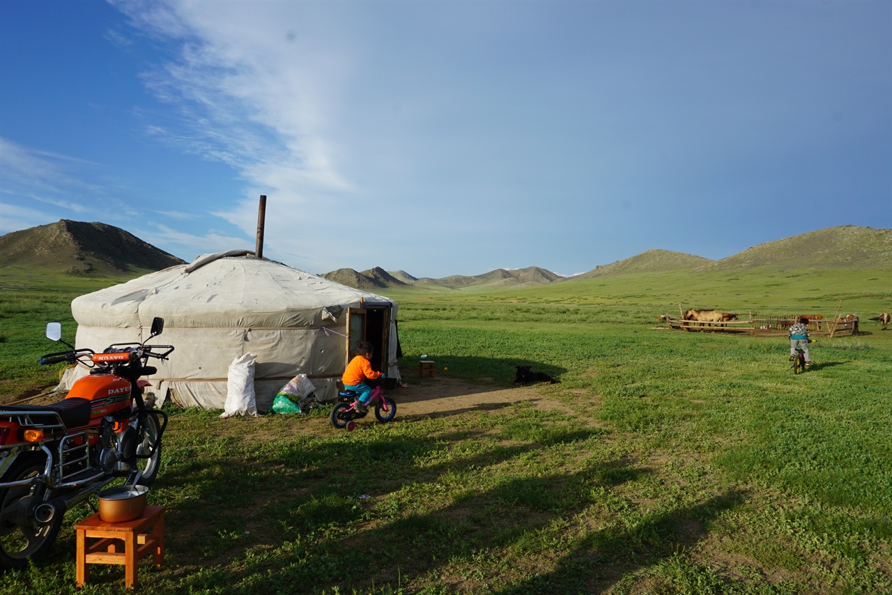몽골 초원의 게르도 있지만, 도심 울란바토로에도 게르촌이 존재한다. 도시 게르촌은 극빈층들이 살아가는 곳이다 
