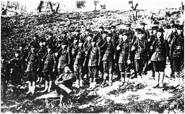 북로군정서로 추정되는 독립군 부대가 청산리전투에서 일본군 토벌대를 물리친 뒤 촬영한 기념사진