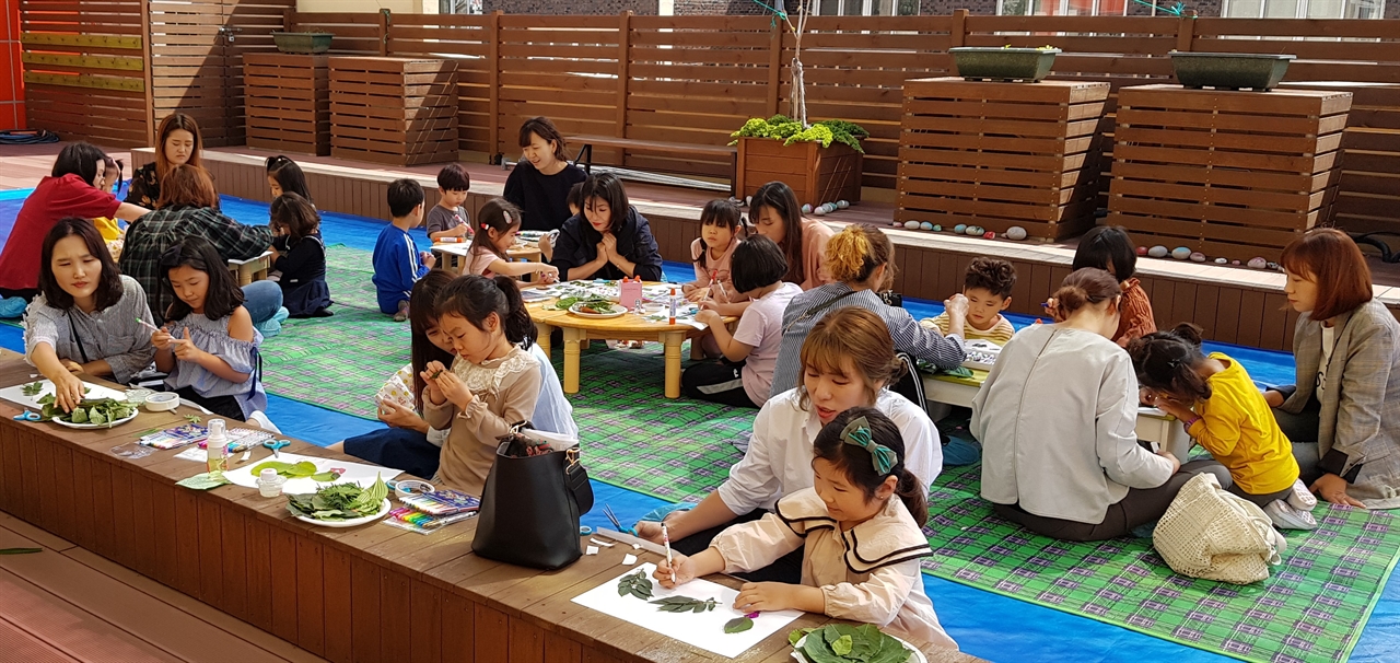 천안성정유치원(원장 강성희)이 ‘별샘 가족 탐구의 날’에 유아와 학부모가 함께 수업을 하고 있다. 이 유치원은 매년  '유아와 학부모가 같이하는 수업'을 하고 있다.