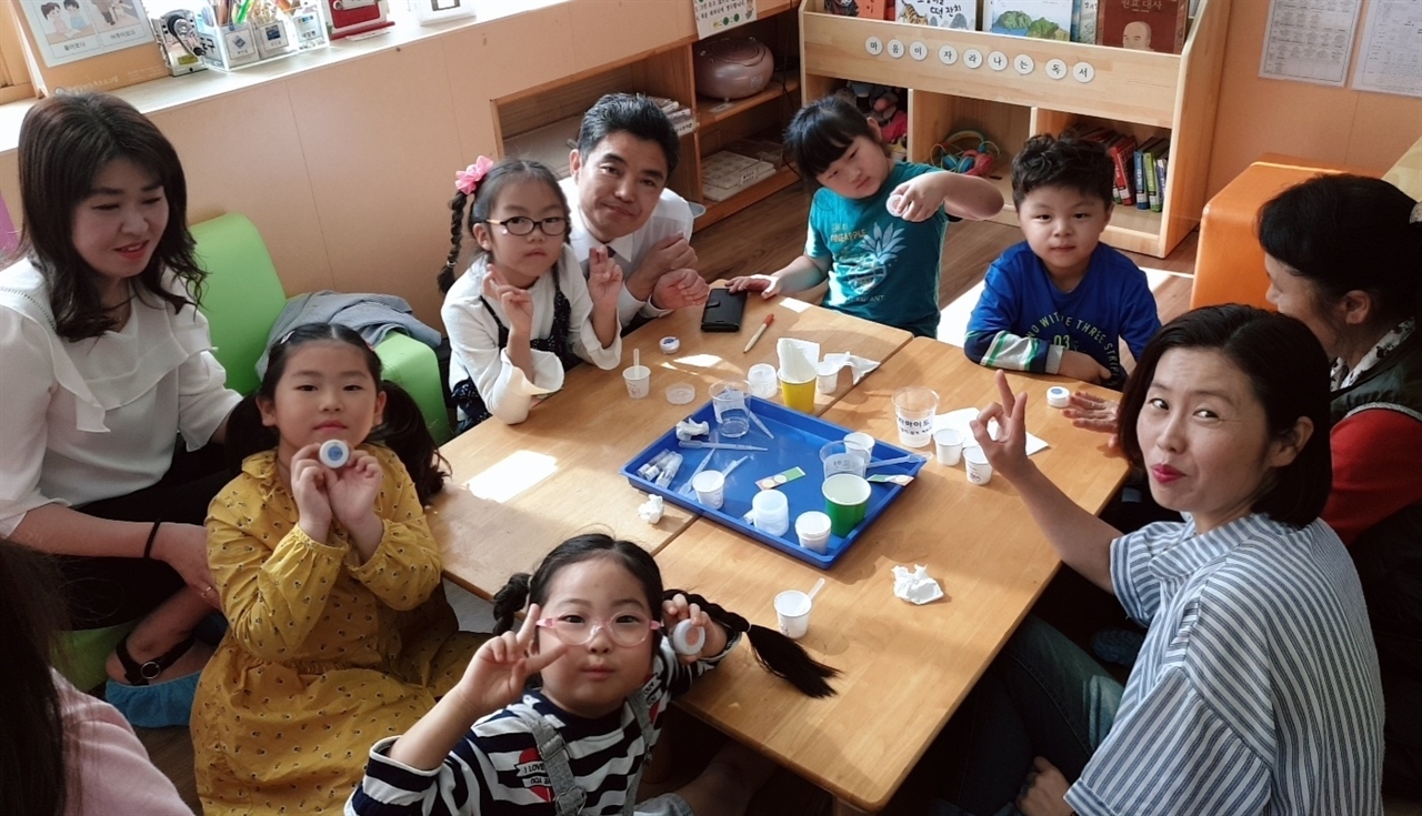 천안성정유치원의 ‘별샘 가족 탐구의 날'. 유아들이 엄마 또는 아빠와 함께 공동수업을 하는 날이다.