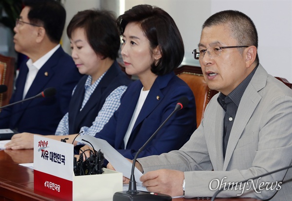 자유한국당 황교안 대표가 30일 오전 국회에서 열린 최고위원회의에서 모두발언을 하고 있다. 왼쪽은 나경원 원내대표.