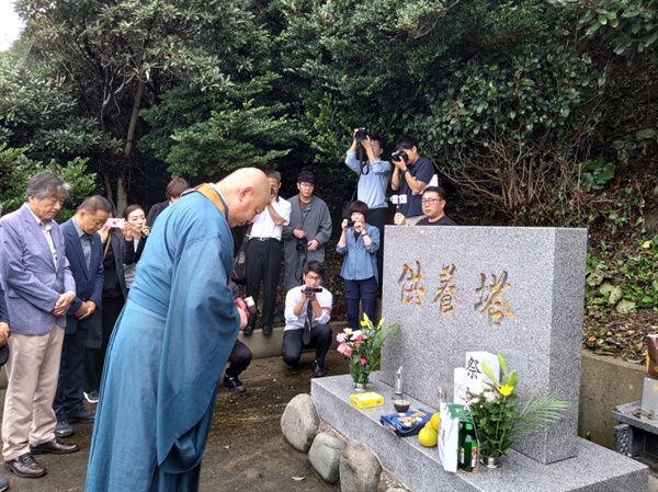 9월 29일 대마도 사고만 표류지 입구에 에토 유키하루씨가 제막한 공양탑 앞에서 일본 승려의 집전으로 제를 지내고 있다.